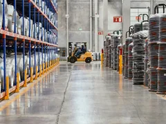 Nave industrial con estanterías de palés y carretilla elevadora