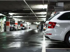 Interior de un parking con coches estacionados