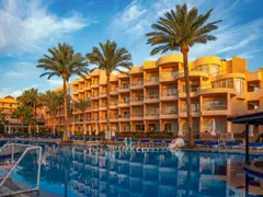 Piscina y fachada de un hotel de varias plantas