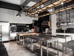 Cocina industrial de acero inoxidable en un restaurante